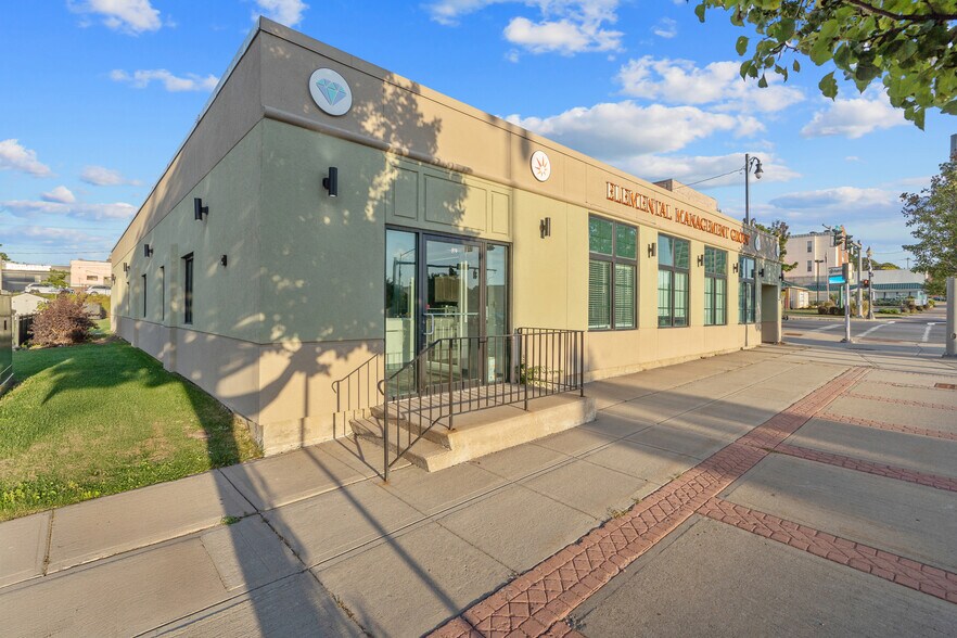 91 E 1st St, Oswego, NY à vendre - Photo du bâtiment - Image 2 de 27