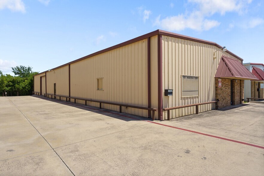 621 Industrial Blvd, Grapevine, TX à vendre - Photo du bâtiment - Image 3 de 8