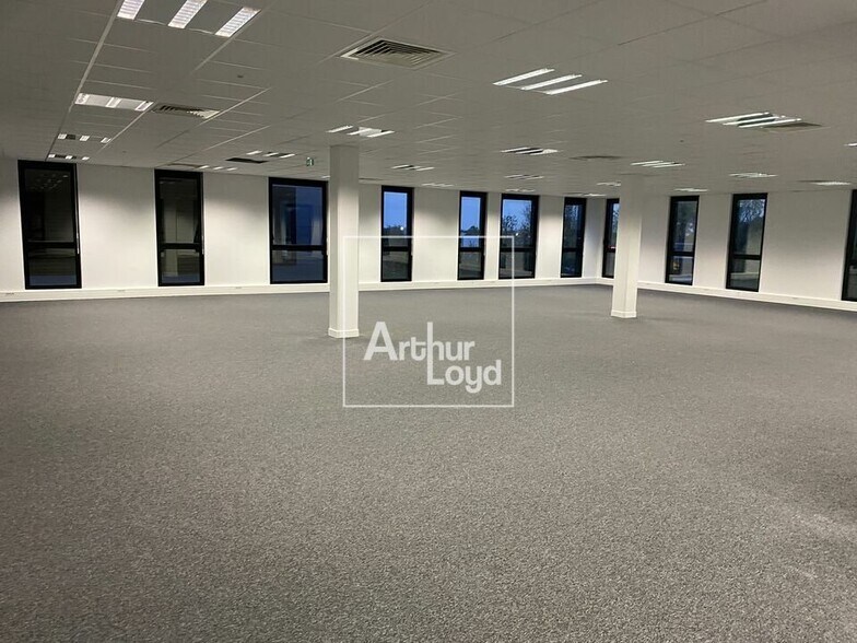 Office in Lieusaint for lease - Interior Photo - Image 2 of 8