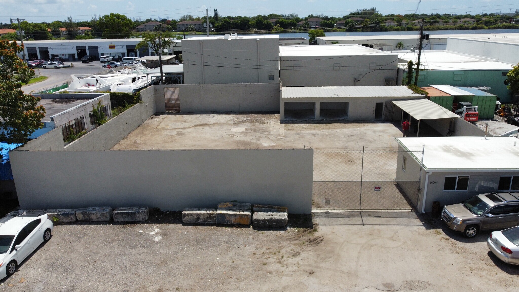 RARE South FL Warehouse Building Sale/Le portefeuille de 4 propriétés à vendre sur LoopNet.ca Photo principale- Image 1 de 5