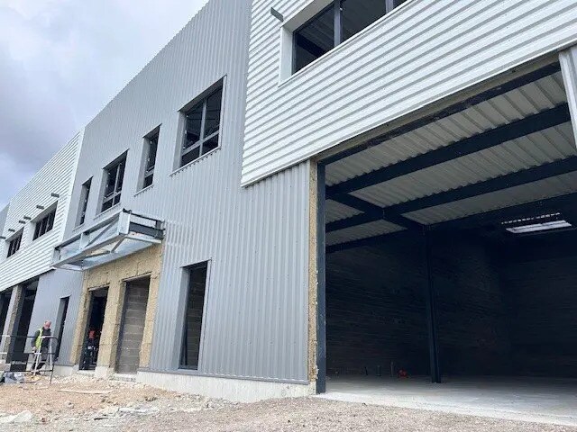 Flex dans FRAGNES à louer - Photo du bâtiment - Image 2 de 7