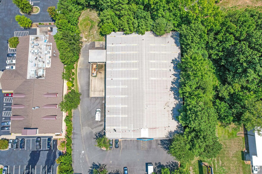 10043 E Independence Blvd, Matthews, NC à louer - Photo du bâtiment - Image 2 de 5