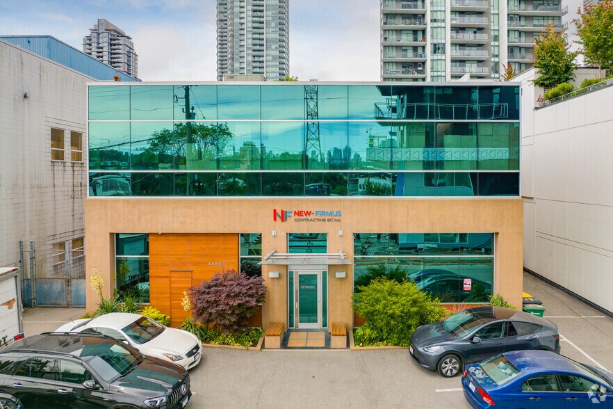 4450-4452 Juneau St, Burnaby, BC à louer - Photo du bâtiment - Image 2 de 4
