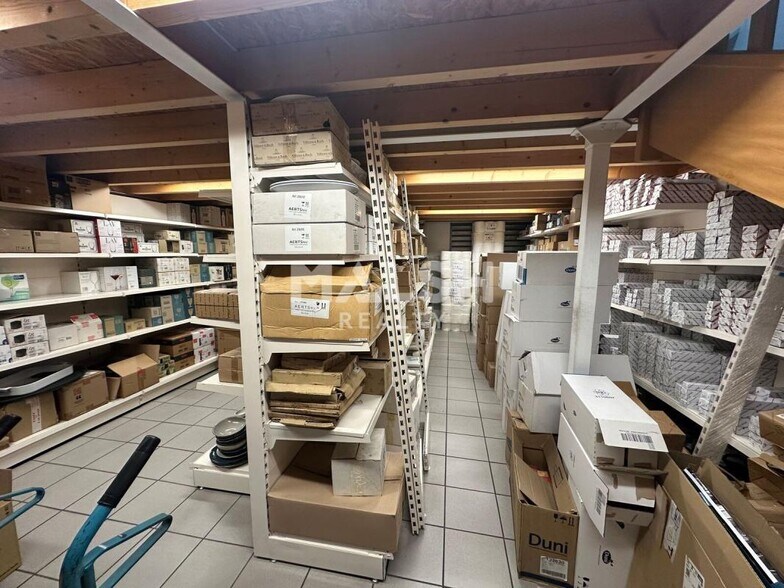 Retail in Lyon for lease - Interior Photo - Image 3 of 4