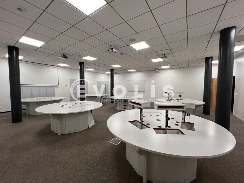 Office in Bordeaux for lease - Interior Photo - Image 2 of 8