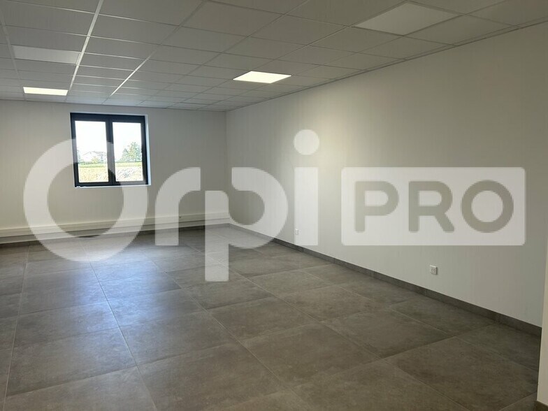 Office in Civrieux for lease - Interior Photo - Image 2 of 3