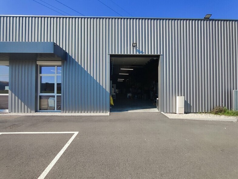 Industrial in Grenay for lease - Building Photo - Image 1 of 12