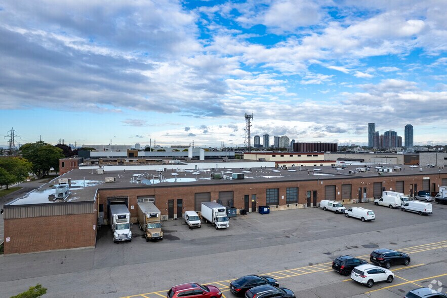 30 Titan Rd, Toronto, ON à vendre - Photo du bâtiment - Image 3 de 3