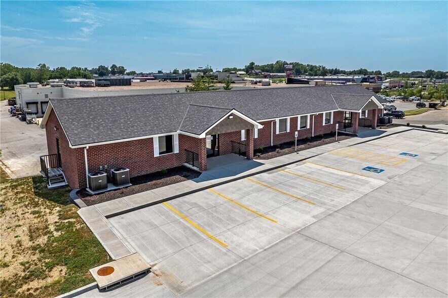 3820 Faraon St, Saint Joseph, MO for lease - Building Photo - Image 2 of 12