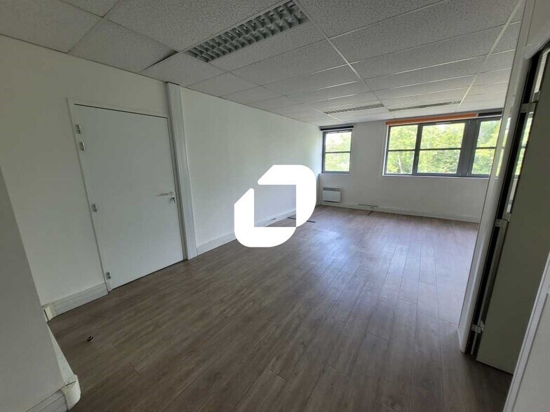 Office in Poissy for lease - Interior Photo - Image 3 of 20