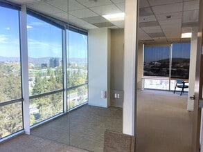 21031 Ventura Blvd, Woodland Hills, CA for lease Building Photo- Image 1 of 11