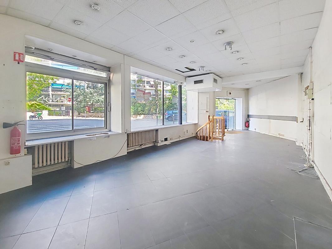 Retail in Paris for sale Interior Photo- Image 1 of 4