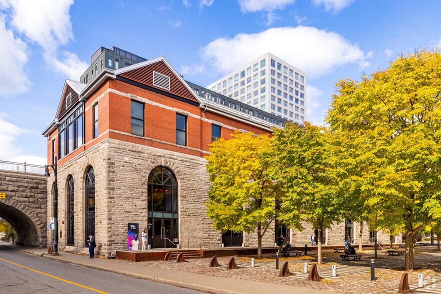 417 Rue Notre-Dame O, Montréal, QC à louer - Photo principale - Image 1 de 4