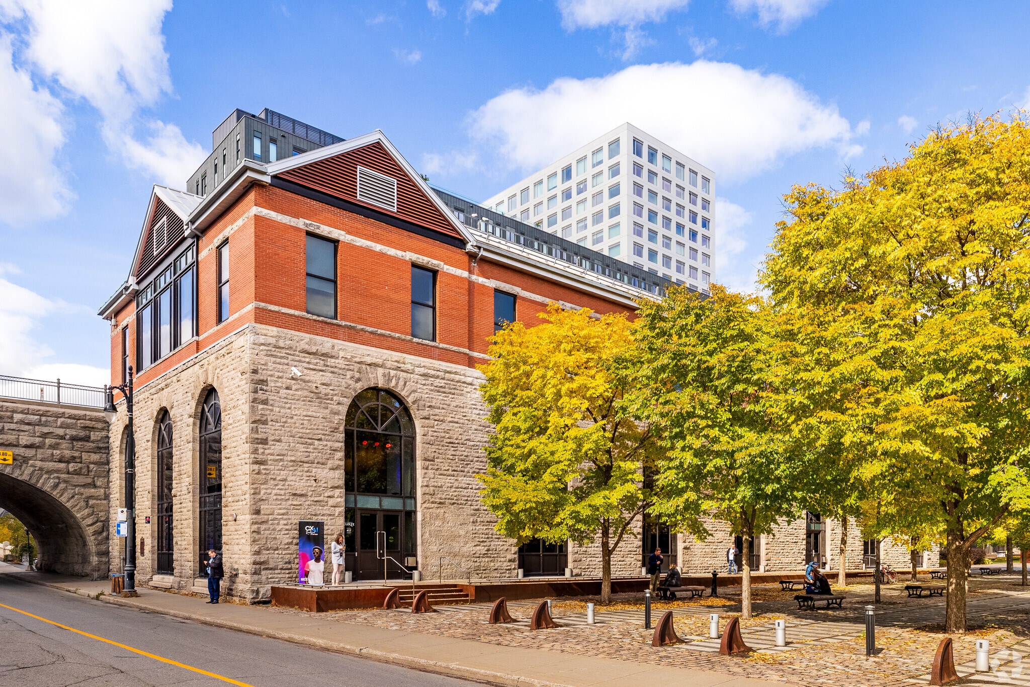 417 Rue Notre-Dame O, Montréal, QC for lease Primary Photo- Image 1 of 5