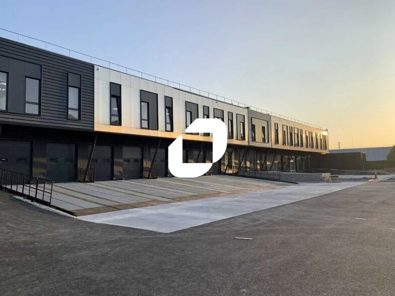 Flex in Trappes for lease - Building Photo - Image 1 of 6