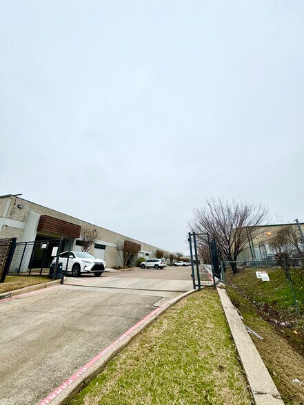 10606 Shady Trl, Dallas, TX à vendre - Photo du bâtiment - Image 3 de 13