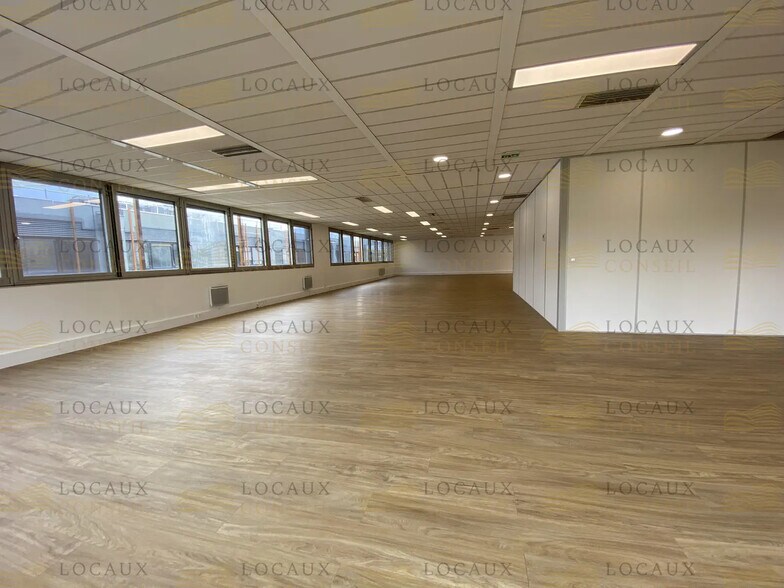 Flex in Gennevilliers for lease - Interior Photo - Image 1 of 15