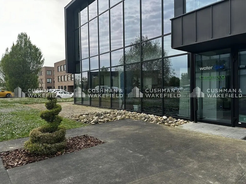 Office in Entzheim for lease - Building Photo - Image 1 of 11