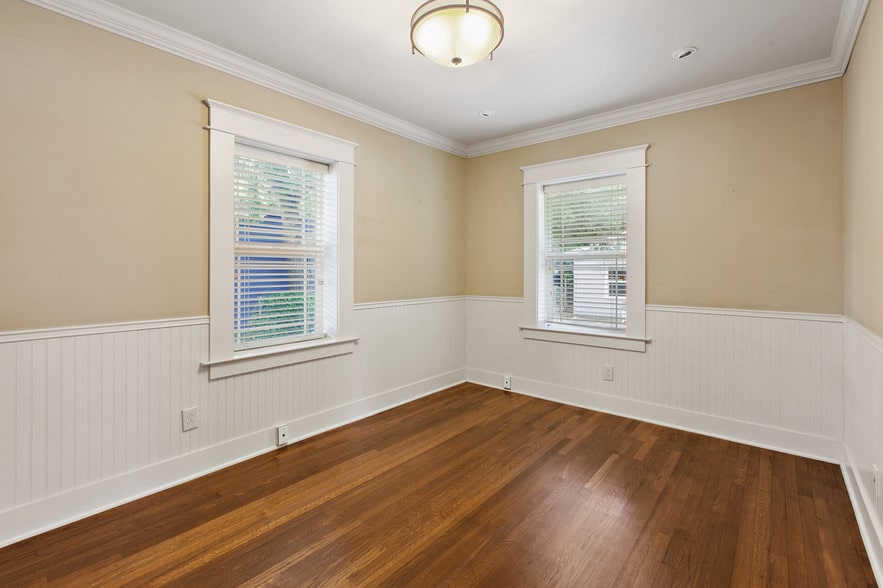 1517 W Koenig Ln, Austin, TX à louer - Photo du bâtiment - Image 3 de 14