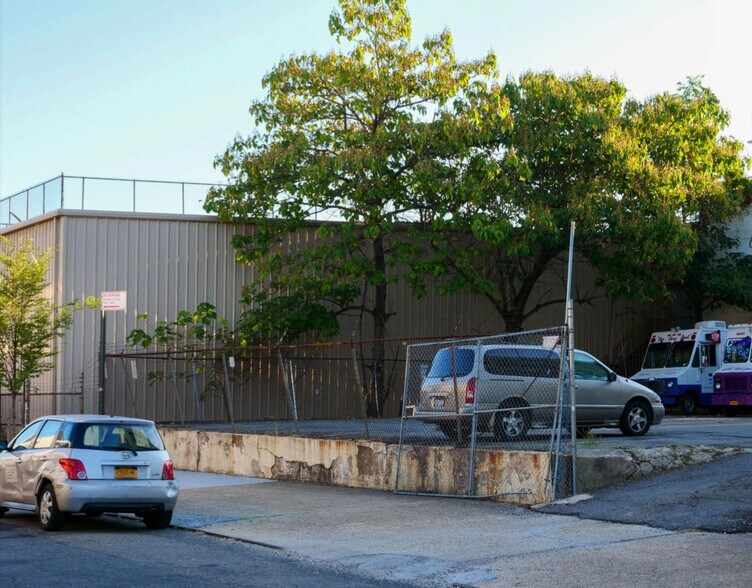 47-51 33rd St, Long Island City, NY à vendre - Photo du bâtiment - Image 3 de 10