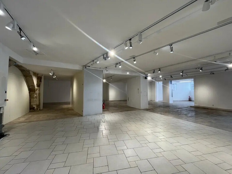 Retail in Carpentras for lease - Interior Photo - Image 3 of 10