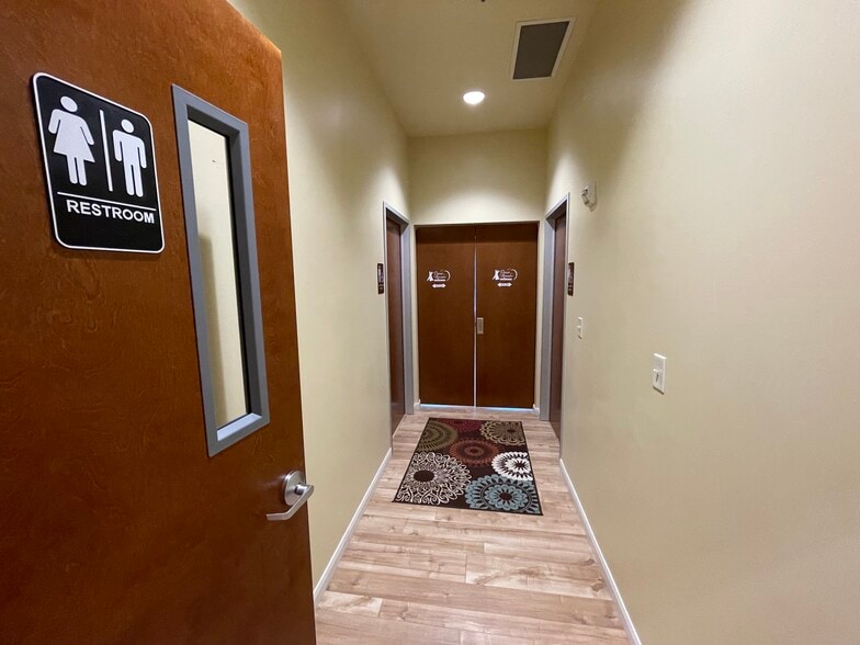 1505 Airport Rd, Rockwall, TX for lease - Interior Photo - Image 2 of 17