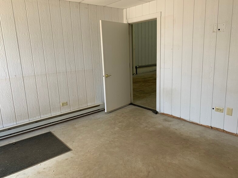 106 Beaver St, Yorkville, IL for lease - Interior Photo - Image 2 of 10