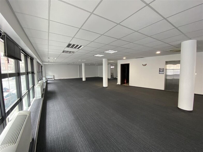 Office in Asnières-sur-Seine for lease - Interior Photo - Image 3 of 8