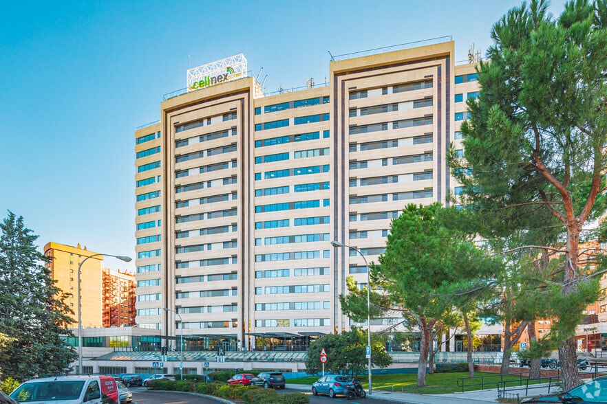 Calle de Juan Esplandiú, 11-13, Madrid, Madrid for lease - Building Photo - Image 3 of 4