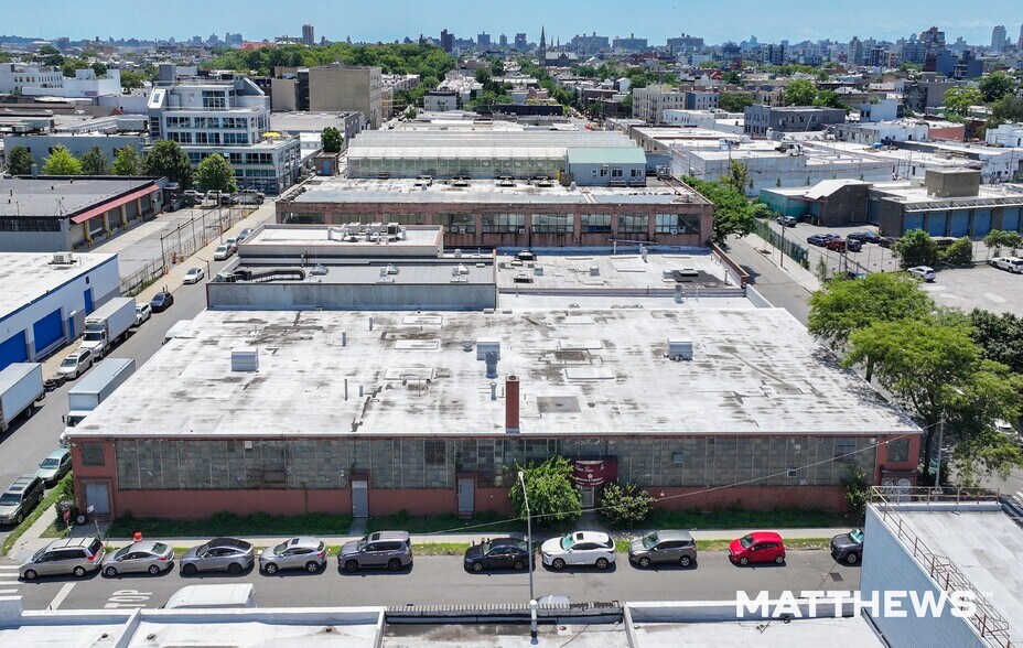330-340 Calyer St, Brooklyn, NY à vendre - Photo du bâtiment - Image 2 de 3