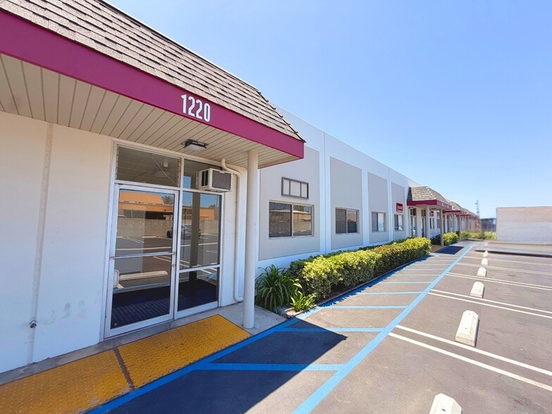 1218-1240 S Lyon St, Santa Ana, CA for lease - Building Photo - Image 3 of 9