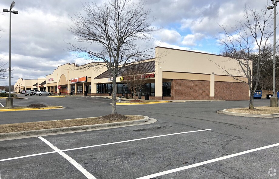 7049-7099 Allentown Rd, Temple Hills, MD à louer - Photo du bâtiment - Image 2 de 4