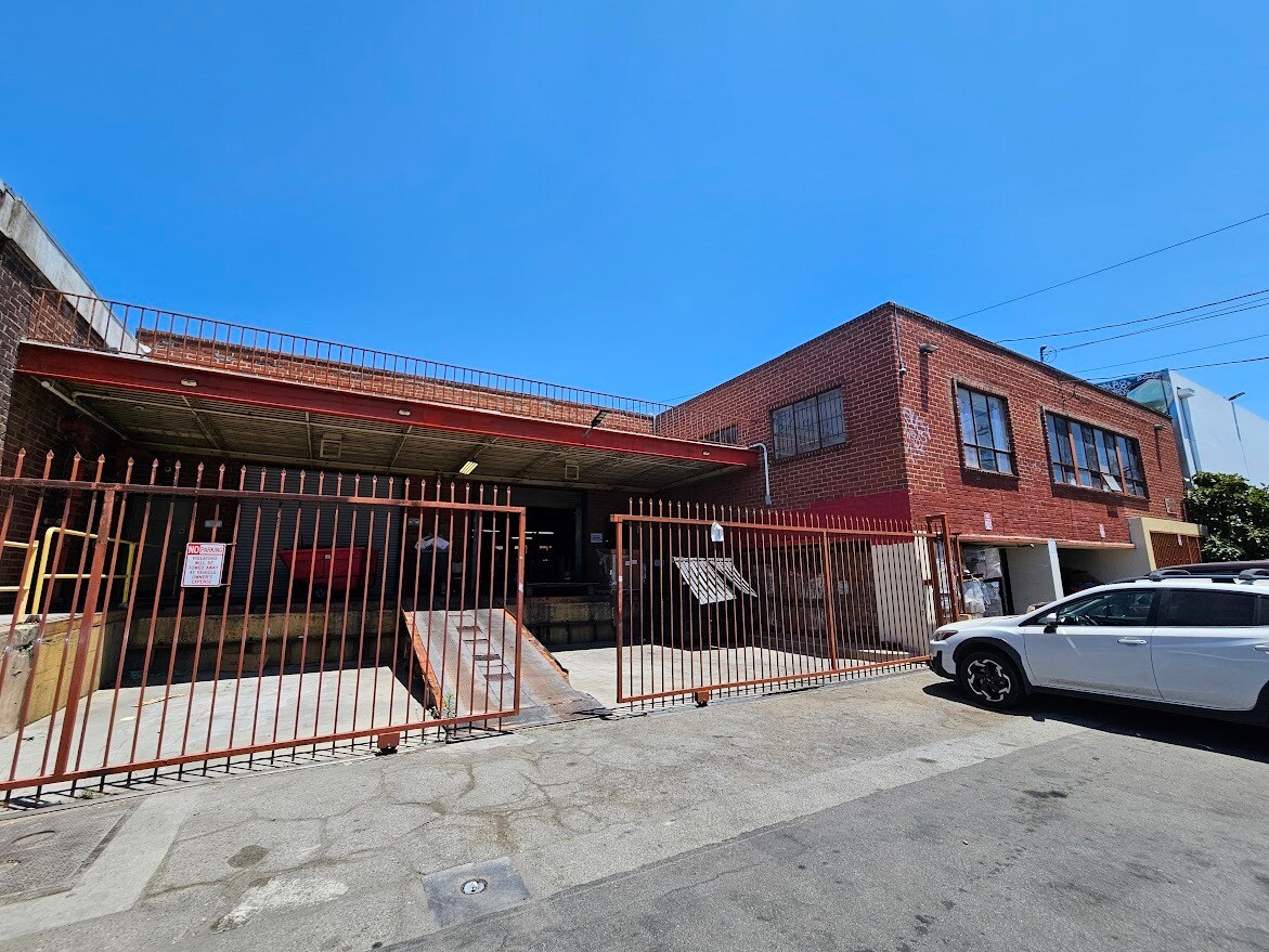 2417 E 24th St, Los Angeles, CA à louer Photo du bâtiment- Image 1 de 18