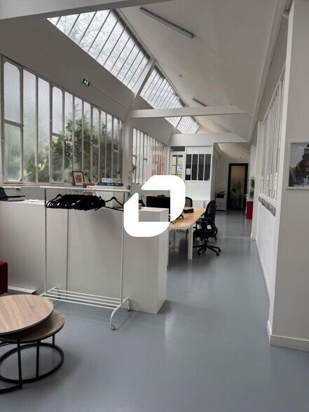 Office in Montreuil for lease - Interior Photo - Image 2 of 9