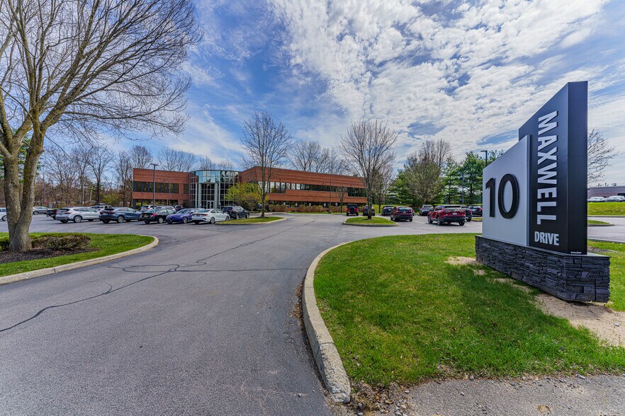 10 Maxwell Dr, Clifton Park, NY à louer - Photo du bâtiment - Image 2 de 108