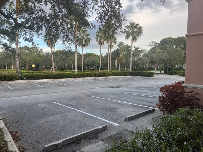 2233 Commerce Pky, Weston, FL à vendre - Photo du bâtiment - Image 3 de 25