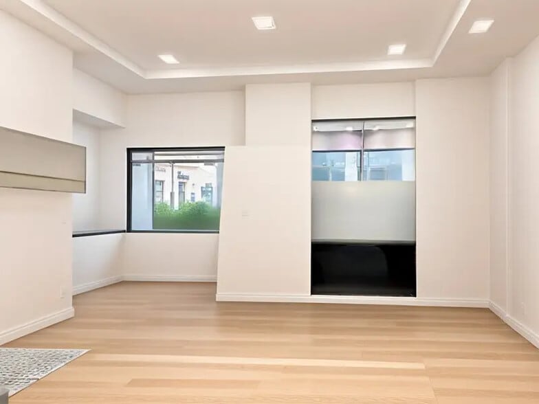 Retail in Lyon for lease - Interior Photo - Image 2 of 2