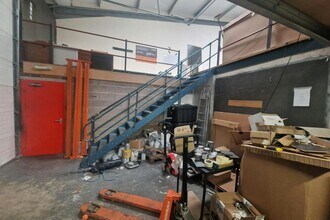 Berry Ct, Bramley for lease Interior Photo- Image 1 of 3