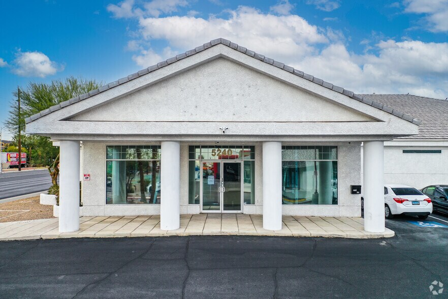 5240 W Charleston Blvd, Las Vegas, NV à vendre - Photo du bâtiment - Image 2 de 16