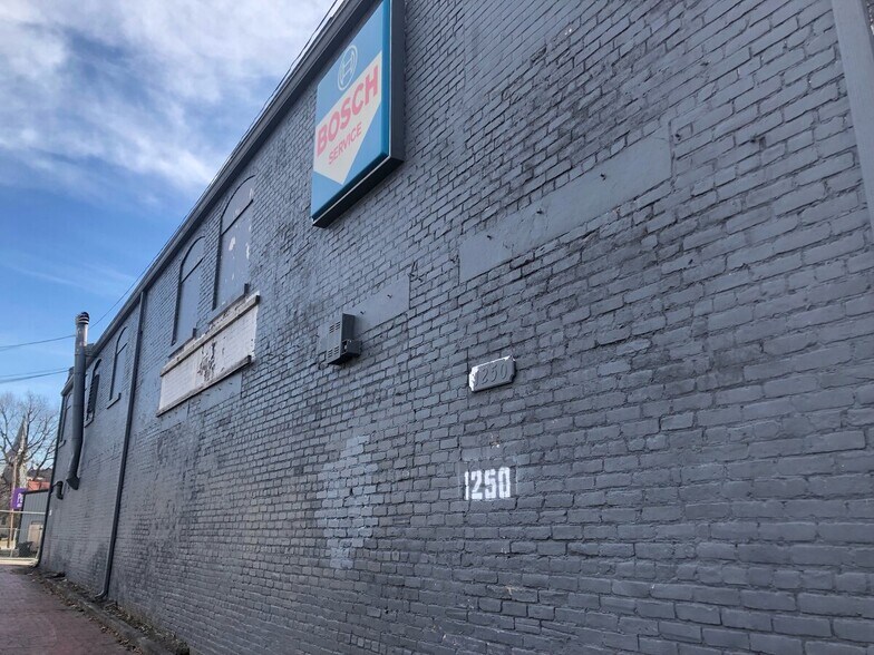 1250 E Broadway, Louisville, KY à louer - Photo du bâtiment - Image 3 de 3