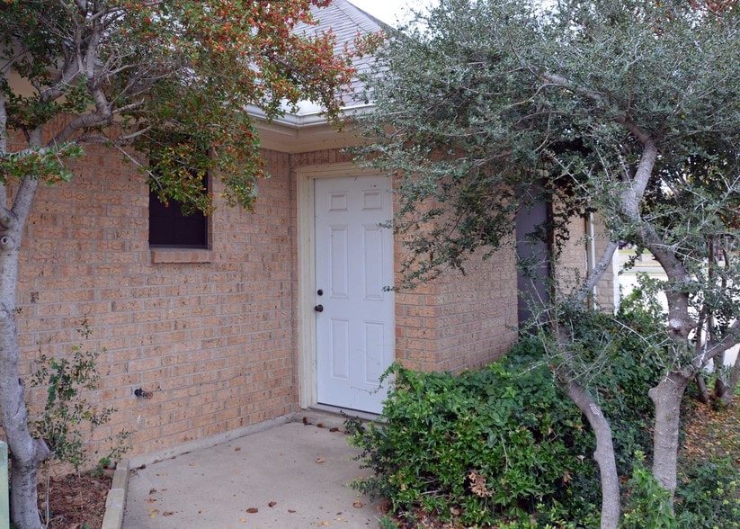 2620 Harwood Rd, Bedford, TX for lease - Building Photo - Image 3 of 3