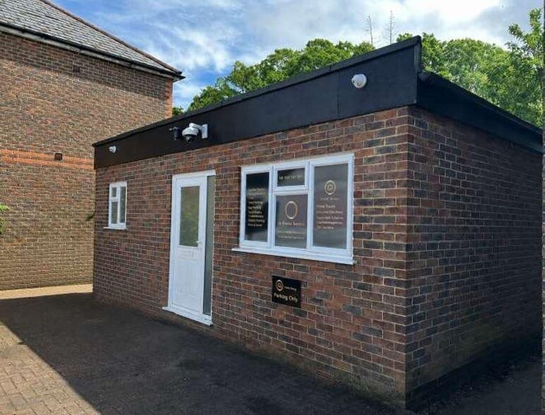 27A Mill Rd, Crawley for lease - Primary Photo - Image 1 of 1