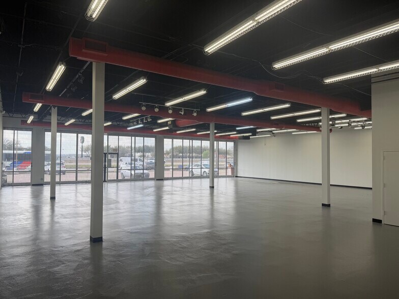 10998 N I-45, Houston, TX à louer - Photo du bâtiment - Image 2 de 8