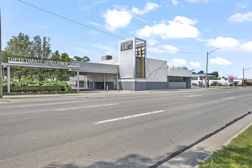 21413 W 8 Mile Rd, Detroit, MI for sale - Building Photo - Image 2 of 36