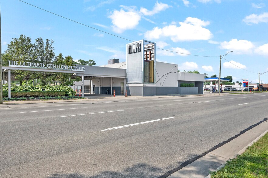 21413 W 8 Mile Rd, Detroit, MI à vendre - Photo du bâtiment - Image 2 de 36