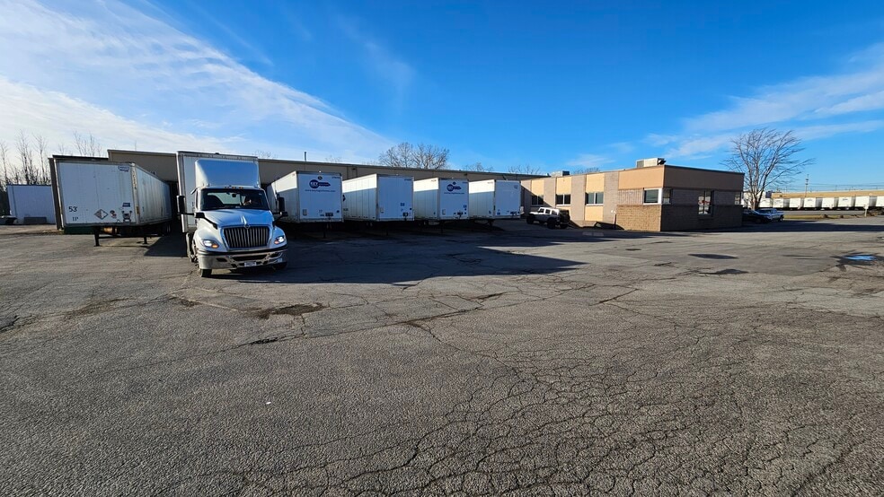25 Pixley Industrial Pky, Gates, NY for lease - Building Photo - Image 1 of 2