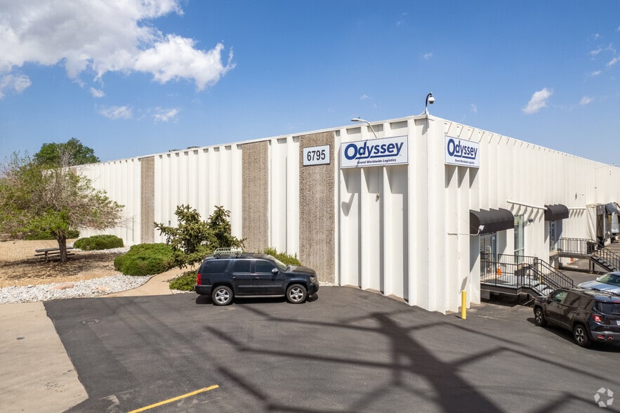6795 E Sandown Rd, Denver, CO for lease - Primary Photo - Image 1 of 6