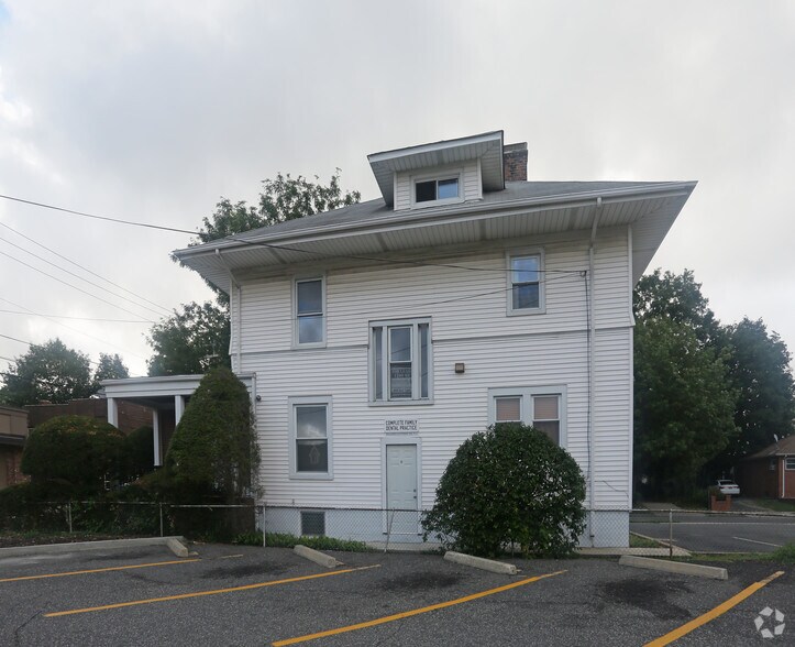 330 Winthrop St, Westbury, NY à louer - Photo du bâtiment - Image 3 de 20