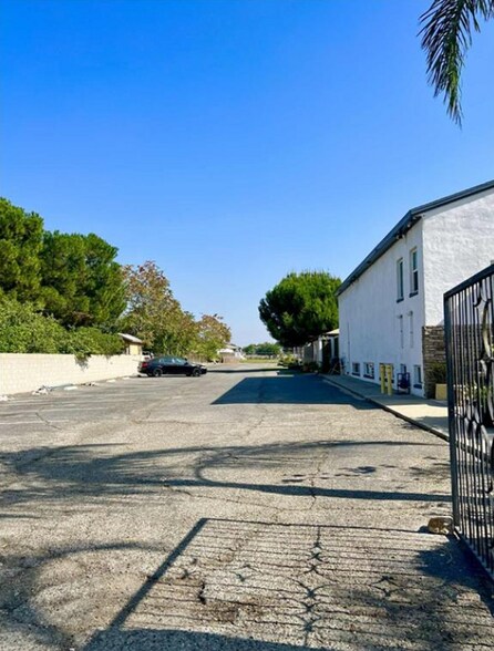 9391 Cypress Ave, Fontana, CA à vendre - Photo du bâtiment - Image 2 de 18