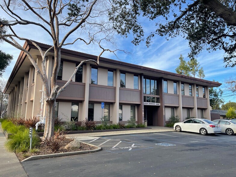 1100 Alma St, Menlo Park, CA à louer - Photo du bâtiment - Image 1 de 13